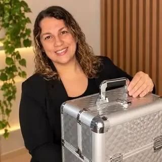 Retrato da Sheyla Naara com a maleta